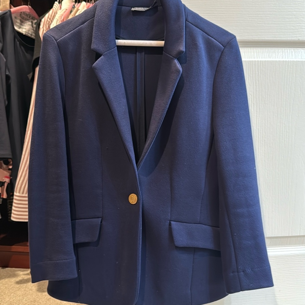 Vineyard vines small navy knit blazer with gold buttons.